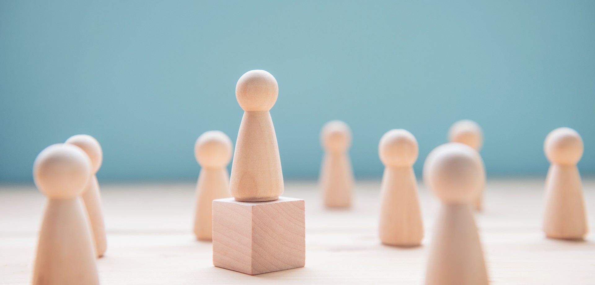 Mehrere Spielfiguren aus Holz (Foto: adobe.stock.com - oatawa)