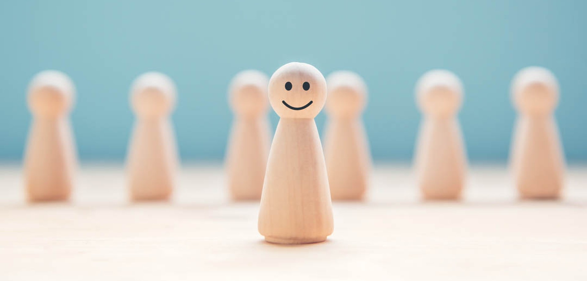 Eine Lächelnde und weitere Spielfiguren (Foto: oatawa – stock.adobe.com)