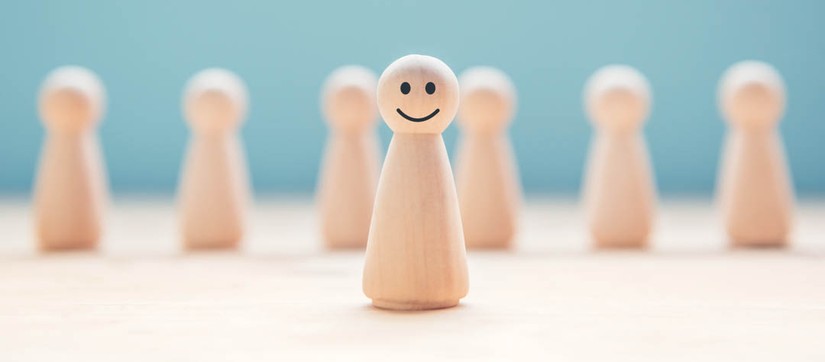 Spielfiguren aus Holz mit einer herausgestellten Spielfigur (Foto: Alexa – Pixabay)