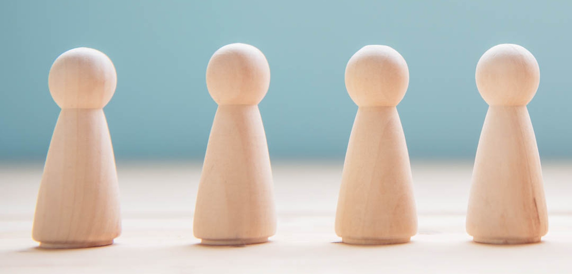 Spielfiguren in einer Reihe (Foto: oatawa – stock.adobe.com)